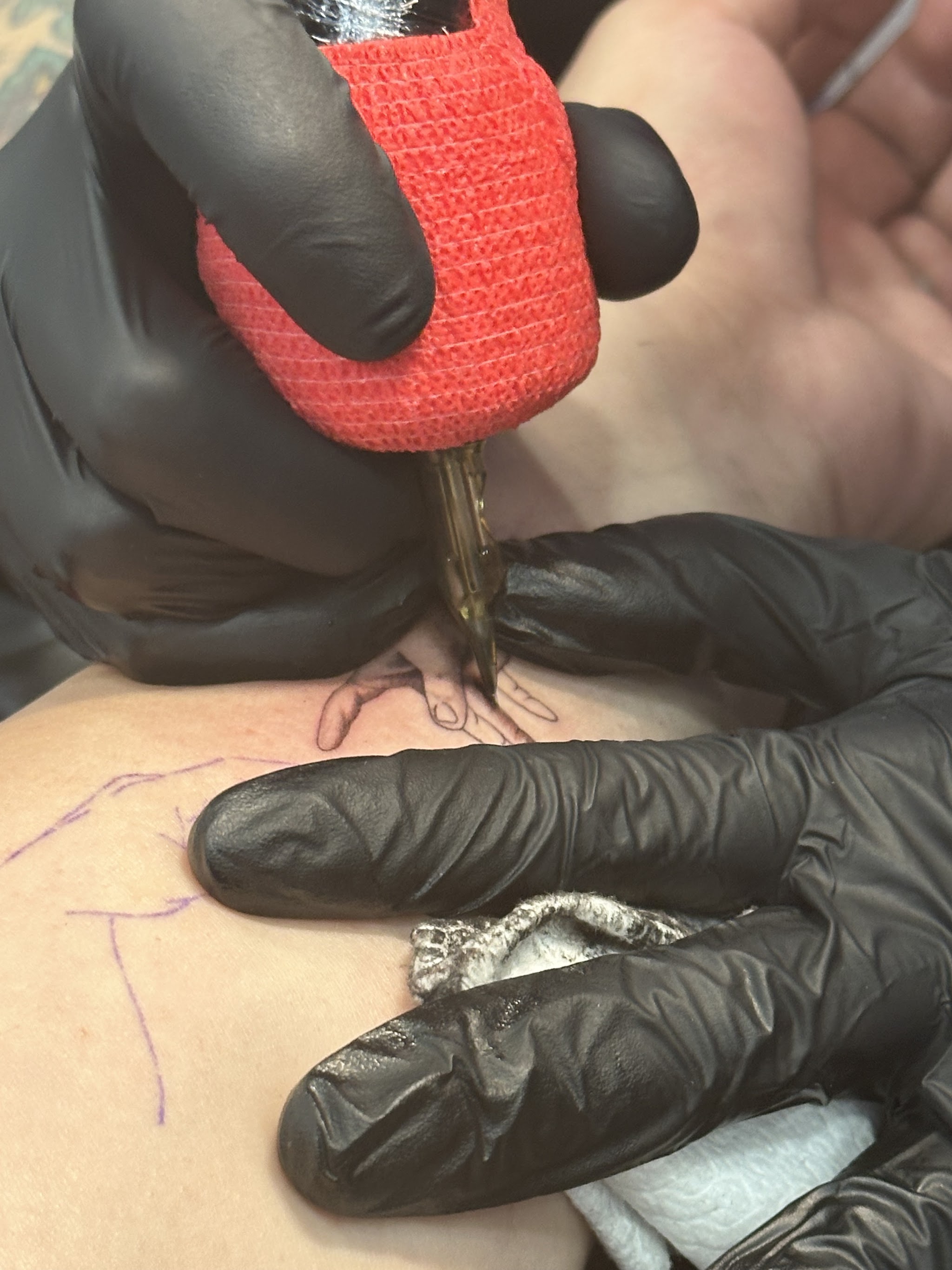 Sessione di tatuaggio in corso